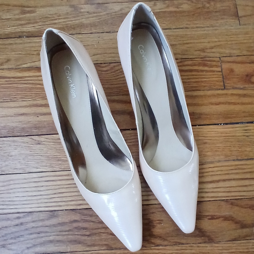 ❤️Calvin Klein Light Nude Patent Pointed Toe Pumps❤️